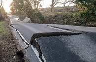 英国一条公路因“不明原因的地下运动”严重扭曲受损 似地震破坏