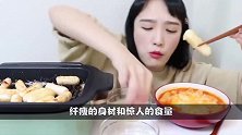 美女极限挑战“变态爆辣”金针菇，大口吞咽的样子，真替她胃疼