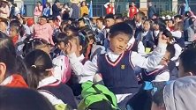 湖南张家界：笑翻！学校运动会开幕式 男生台下沉浸式自嗨
