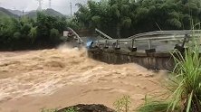 强降雨导致溪流暴涨 浙江临安一老桥被冲毁