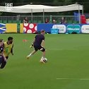 英格兰队内训练：皮克福德助攻伊万-托尼凌空爆杆死角