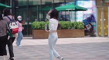 三里屯街拍，初夏的北京街头，热裤配长腿，性感吸睛