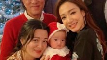 陈少霞全家福曝光！和二婚富豪丈夫像爷孙 5个月大女儿呆萌可爱