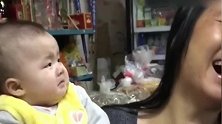 奶奶对小宝宝摆鬼脸，宝宝立马学会了，把奶奶逗的笑惨了