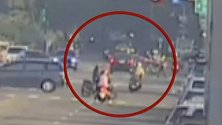 中国台湾：护校女老师被闯红灯轿车撞飞 司机：急着上班走神