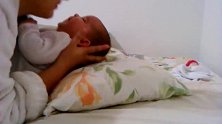 一大早小宝宝刚醒来，就被妈妈抱住一顿啃，把小娃乐的都流口水了