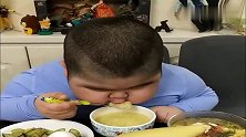 小胖墩今天喝粥，随后的举动真把人看笑了，小萌娃太可爱了