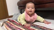 被卡在沙发下的小宝宝自己滚了出来，被妈妈一夸马上就笑，好萌！