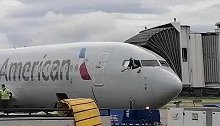美国航空一名乘客在洪都拉斯机场起飞前冲进飞机驾驶舱并爬出窗户