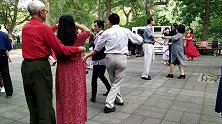 北京紫竹院公园，每天很多中老年朋友来跳舞，一曲跳完接着一曲