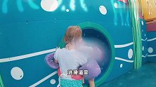 黑兹尔从水上滑梯冲下，整个人转来转去都不怕，太牛了