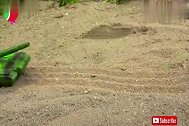 趣味玩具，坦克车履带和轮子坏了，大家拿来新的帮它更换
