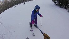 帅气的小男孩也玩滑雪，看姿势就是新手，怎么说都不敢往前！