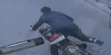 郑州一男子骑车时玩手机险丧命 后车司机神反应救人