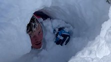 死里逃生！美国男子骑行遭遇雪崩被埋至头顶 视频拍下逃命全程