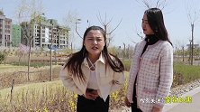 小伙不停吹口哨，美女尿急没憋住，结果当场尿裤子了