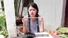 妈妈用高粱杆给姐妹俩做小玩具，姐妹俩看见小玩具真开心，太逗了