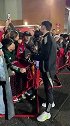 踢满120分钟！B费深夜仍在球场外为球迷签名