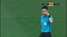奥汉德扎禁区倒地 VAR裁判马宁叫停比赛主裁维持原判