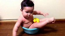 5个月宝宝要洗澡，盆子都被装满了，这身肉快让我摸摸