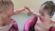 胖乎乎的双胞胎一起洗澡，相互彼此看了一眼就开始笑，也太可爱了