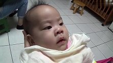宝宝拉粑粑的表情，加上爸爸配的音，好可爱！