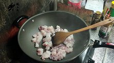 沙姜焖猪肉：猪肉煎至微黄，倒入大蒜沙姜一起焖煮，味道很香！