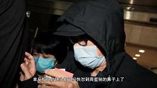 周星驰庭审结束后离开法院，遭港媒围堵还被女粉丝抓手