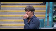 德国0-2落后？不慌！勒夫场边再现抠鼻“加餐”名场面