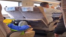 高铁上孩子用脚蹬座位后的小托板，你觉得这位妈妈做的对吗
