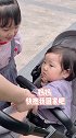 萌儿爱心泛滥 看见楼下遛弯儿的奶娃就想带回家 你说咋整～萌娃日常