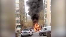 承德垃圾车起火引燃两辆车，奔驰被烧得只剩车架