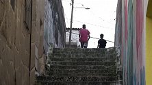 恶搞叫路人快跑，吓得路人赶紧跟着跑这得多不安全