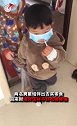 为了吃棒棒糖！2名男童剪破口罩画风诡异又搞笑