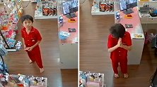 泰国小男孩从自家店里偷钱发现有监控 还钱后对摄像头行礼