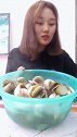 吃香螺蘸辣根，小姐姐你这吃法我还是头一次见