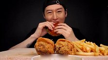小哥吃脆皮炸鸡腿和汉堡包，平常的食材吃出了不一样的美味