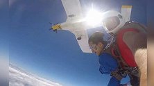 不老男神林志颖挑战高空跳伞极限，空中竖大拇指笑容轻松