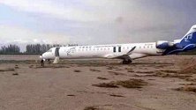 现场：华夏航空一航班冲出跑道 4人轻微擦伤