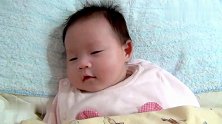 可爱小宝宝睡到一半突然发笑，翻个白眼扭回头继续接着睡