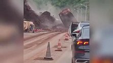 公路上突然山体滑坡，滚落巨石比汽车都大，一对父子果断弃车逃生
