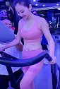 漂亮的女子健身达人：健身房锻炼完美肌肉身材95