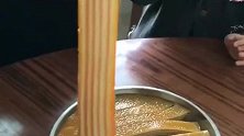 妈妈刚做的山楂糕，看着就有食欲，妹妹迫不及待想吃一口！