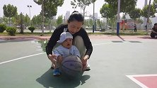 小孔宝来篮球场玩了，叔叔给了个大篮球，从小就练习打篮球吧