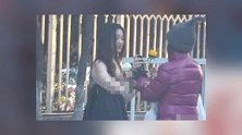 李嫣大冷天穿吊带装街头拍照 撩发甩头画风显成熟