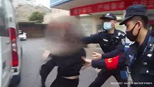 浙江杭州：手机刷不出两元车费扫兴，女子打完司机又打警察