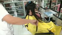 30岁女性，剪款中长微扣发型，很美很时尚