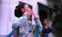 《河东狮吼》经典片断,张柏芝用洗衣板在河中冲浪!