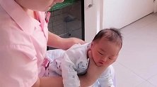 护士示范正确的港式拍嗝，可控性比较强，新手爸妈学起来！