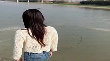 美女河边撒网捕鱼，一举一动都很专业，学的真是不错！